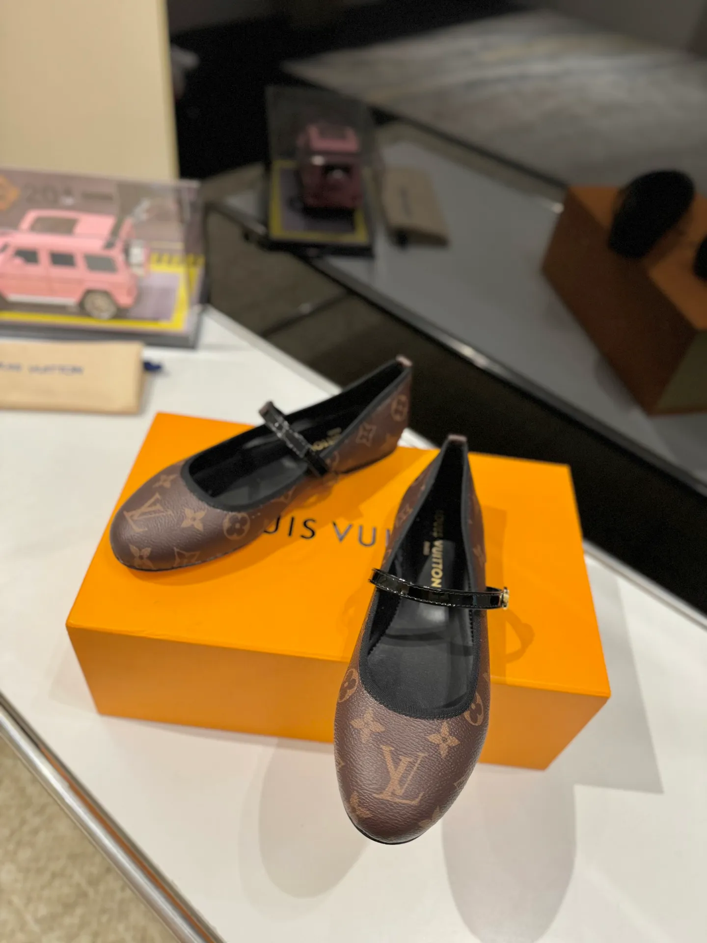 👟👟Ex-factory price 600👟👟 👟👟LV | Louis Vuitton 25𝐬𝐬 🧡💚2025 early spring new top version‼ ️The original version is the same. The counter specializes in the latest ROMY flat ballet shoes. Hard goods are new🆕 ❥Purchase level! Full of high-end feel! A popular model among bloggers at home and abroad, it’s retro and fashionable and looks amazing on your feet! Mainly recommended models on the official website★ ✅Upper: Highly customized denim/lambskin/presbyopia leather ✅Inner lining: imported sheepskin lining ✅Outsole: original Italian leather outsole ✅Shoe size: 35-39 (customized for 40, 41, 42) ✅Packaging: full set of exquisite packaging
